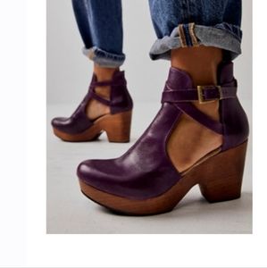 Free People Goji Berry Leather cedar clogg size 9.5 shoes. Current season item